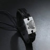 Bracelet noir en cuir tressé avec plaque métallique gravée d'un motif papillon élégant.