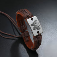 Bracelet en cuir café avec plaque argentée à motif papillon gravé, style mixte.