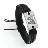 Bracelet en cuir noir avec plaque métallique argentée ornée d'un motif papillon gravé, style unisexe.