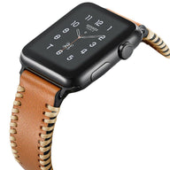Bracelet en cuir marron clair avec couture contrastée beige et boucle en acier pour Apple Watch noire.