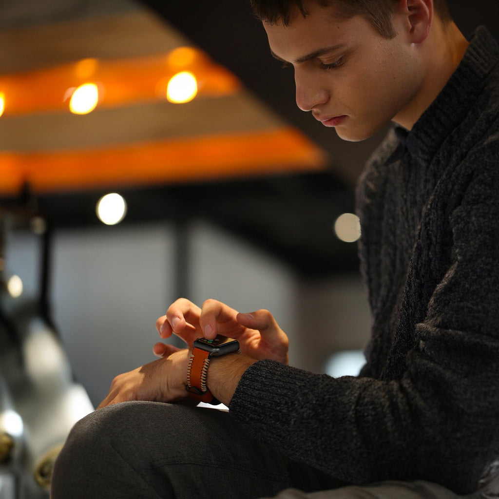 Bracelet en cuir marron à couture contrastée blanche avec boucle en acier pour Apple Watch, style moderne et masculin.