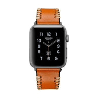 Bracelet en cuir camel avec couture blanche épaisse, boucle acier brossé, style masculin moderne pour Apple Watch.