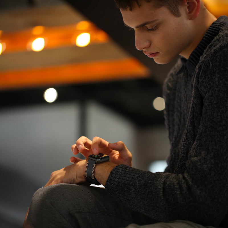 Bracelet en cuir noir pour Apple Watch avec couture blanche contrastée et boucle acier inoxydable moderne.