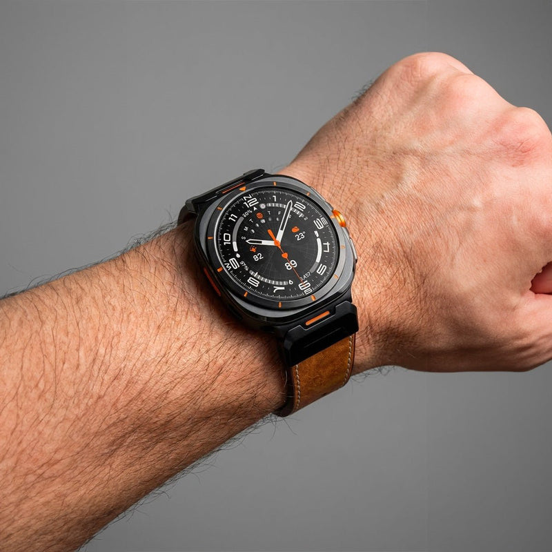 Bracelet en cuir marron avec boucle ardillon noire, style sportif et élégant, porté sur Galaxy Watch 8.