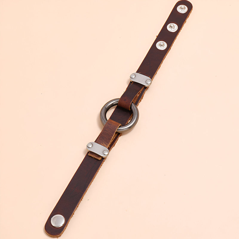 Bracelet homme en cuir marron avec anneau métallique et fermoirs argentés.