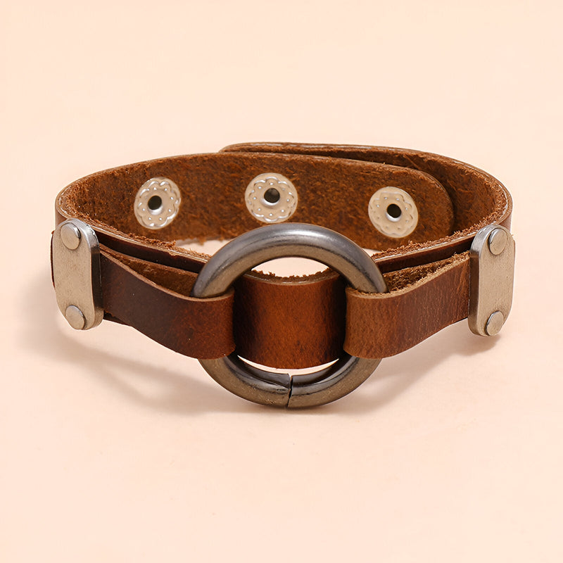 Bracelet homme en cuir marron avec anneau métallique central et fermetures à pressions argentées.