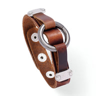 Bracelet en cuir marron pour homme avec anneau métallique circulaire et fermeture à bouton-pression en métal argenté.