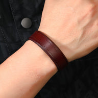 Bracelet en cuir café pour homme avec fermoir à ardillon simple, style épuré.