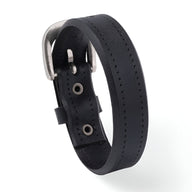 Bracelet en cuir noir pour homme avec fermeture à ardillon argentée et coutures décoratives.