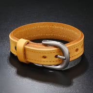 Bracelet en cuir jaune clair à boucle ardillon en métal argenté, style simple et masculin.