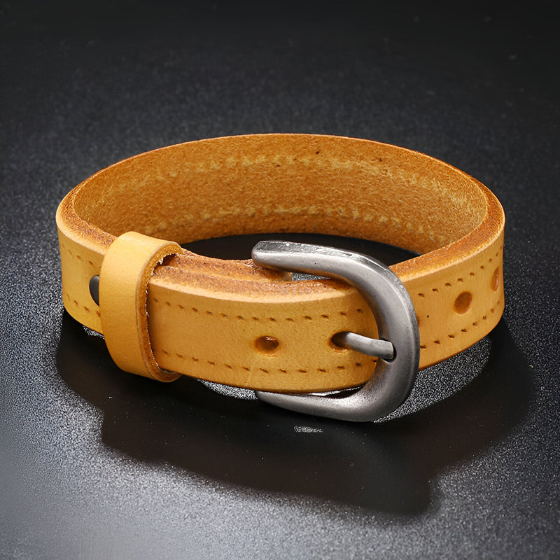 Bracelet en cuir jaune clair à boucle ardillon en métal argenté, style simple et masculin.