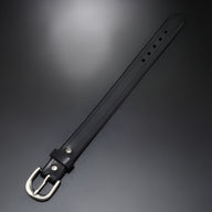 Bracelet noir en cuir avec boucle ardillon argentée et coutures ton sur ton.