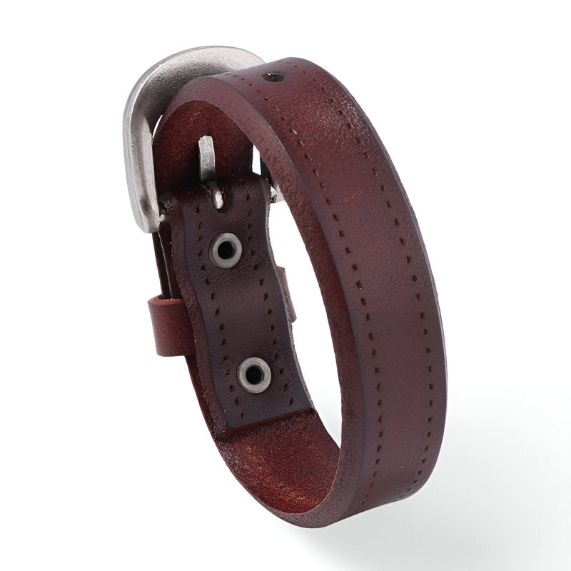 Bracelet en cuir café pour homme avec boucle ardillon en métal argenté, style simple et épuré.