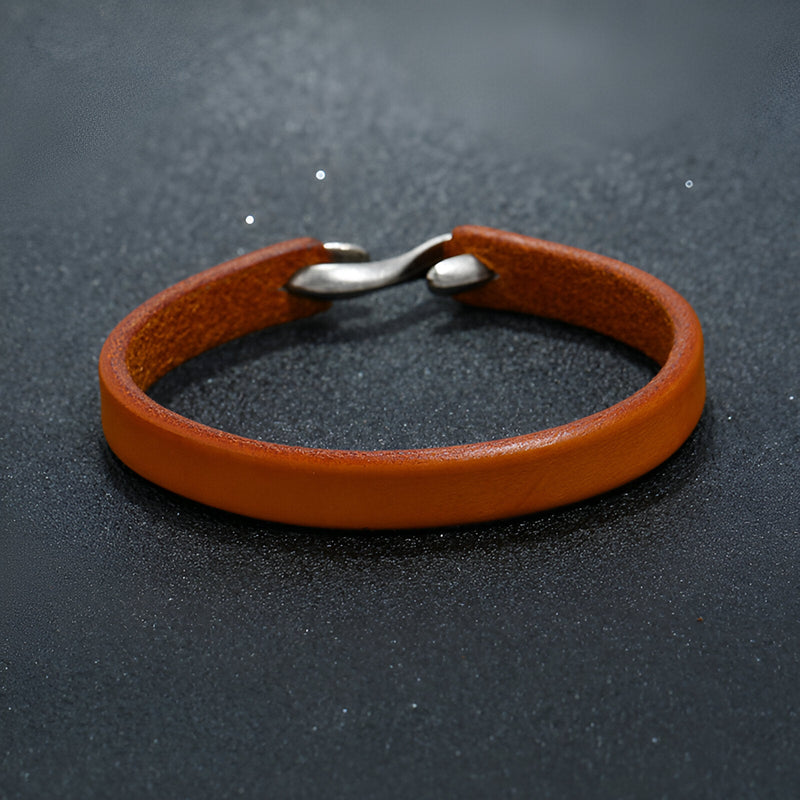 Bracelet homme en cuir cognac avec fermoir crochet métallique argenté modèle Romain.