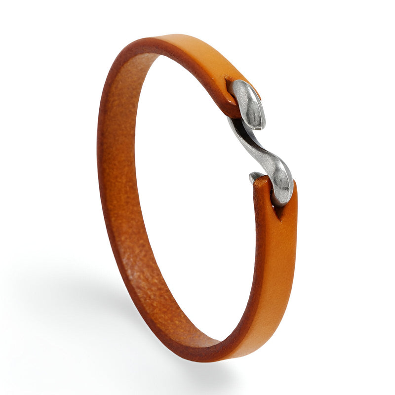 Bracelet en cuir cognac avec fermoir crochet en métal argenté pour homme.