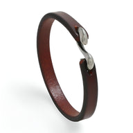 Bracelet en cuir café simple à crochet métallique argente pour homme style Romain.