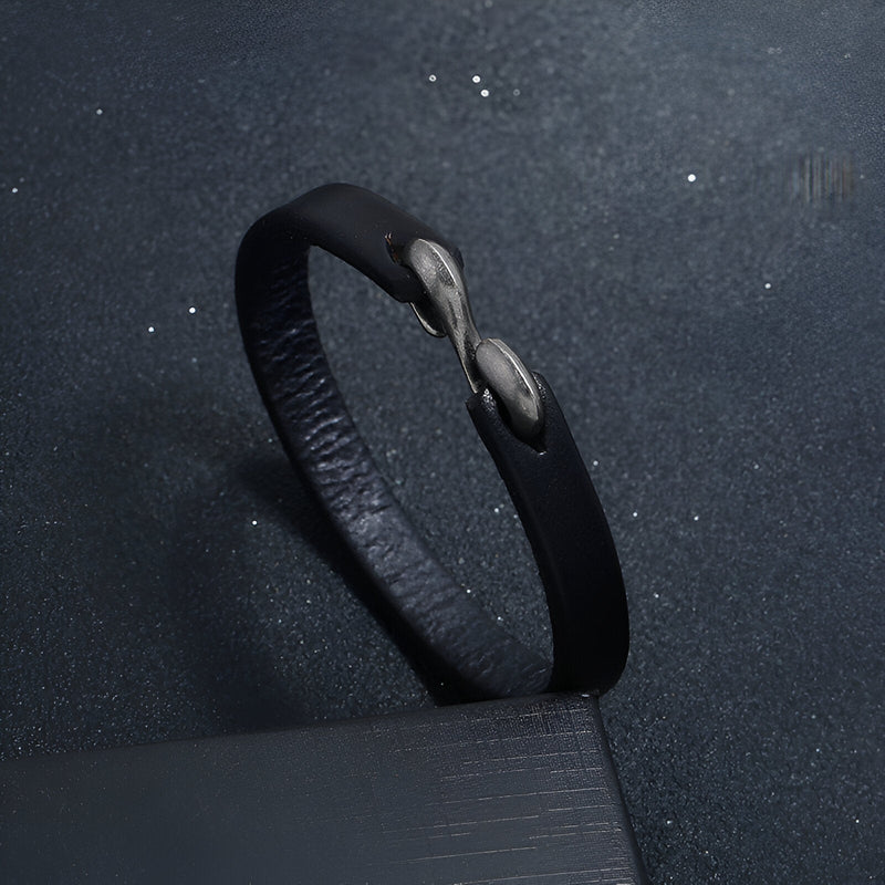 Bracelet en cuir noir pour homme avec fermoir crochet câble métallique effet ancien.