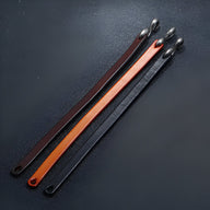 Trois bracelets en cuir avec fermoir crochet, couleurs café, cognac et noir, style minimaliste homme.