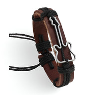 Bracelet en cuir marron avec cordons noirs et charme guitare en métal argenté.