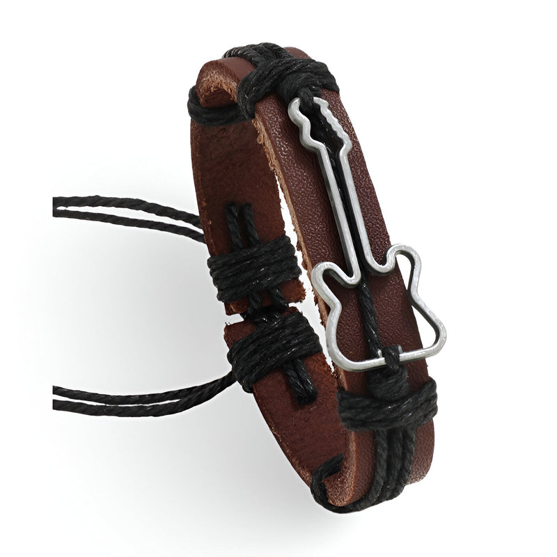 Bracelet en cuir marron avec cordons noirs et charme guitare en métal argenté.