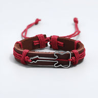 Bracelet en cuir rouge avec cordons ajustables et charm guitare en métal noir.