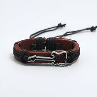 Bracelet en cuir marron avec cordons noirs et charm guitare métallique argenté.