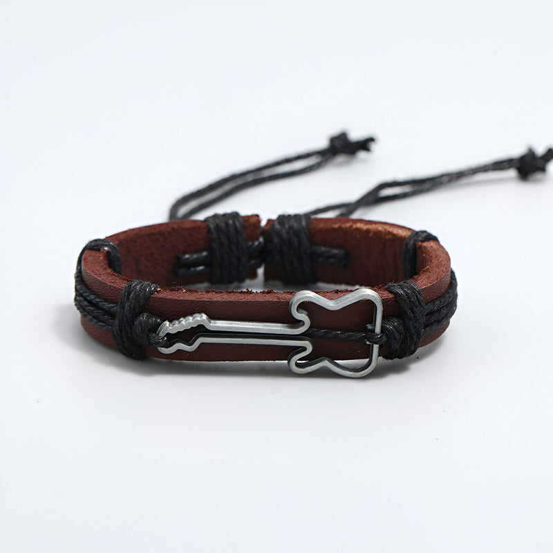 Bracelet en cuir marron avec cordons noirs et charm guitare métallique argenté.
