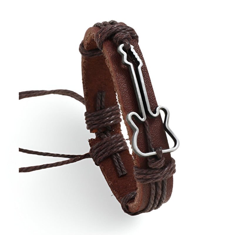 Bracelet en cuir marron foncé avec pendentif guitare en métal et lanières tressées.