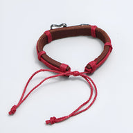 Bracelet en cuir marron avec cordons rouges et charm guitare métallique noir.