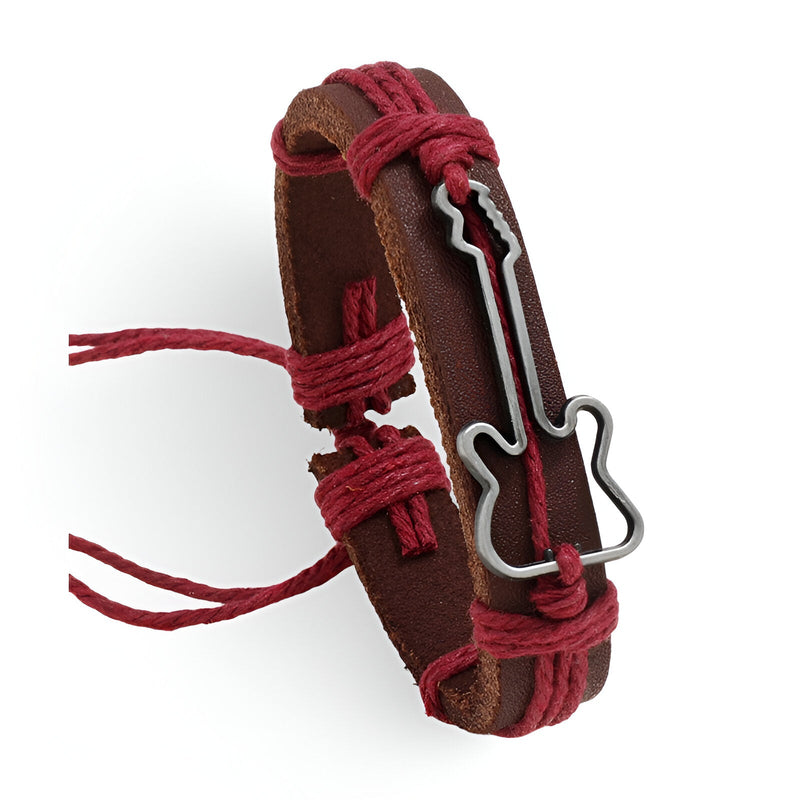 Bracelet en cuir rouge avec cordons noués et charm guitare en métal noir et argenté.