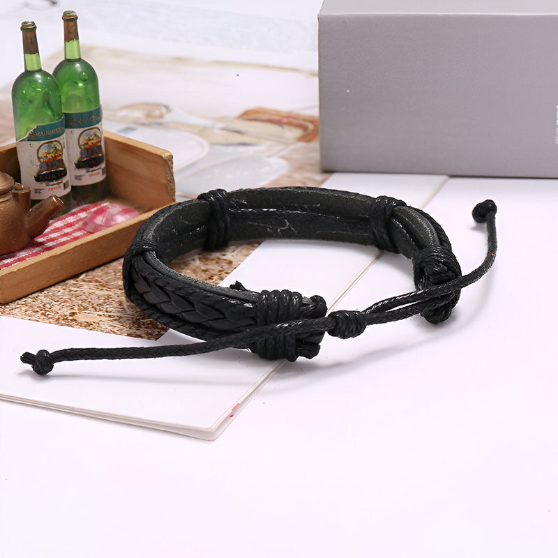 Bracelet en cuir noir tressé avec cordon ajustable et détails noués, style simple et chic.