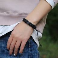 Bracelet en cuir noir tressé, fermeture ajustable avec cordon, style simple et chic, unisexe.