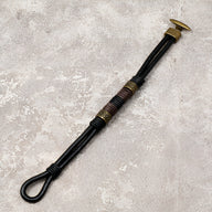 Bracelet homme en cuir noir avec éléments dorés et détails tressés style égyptien Horus.