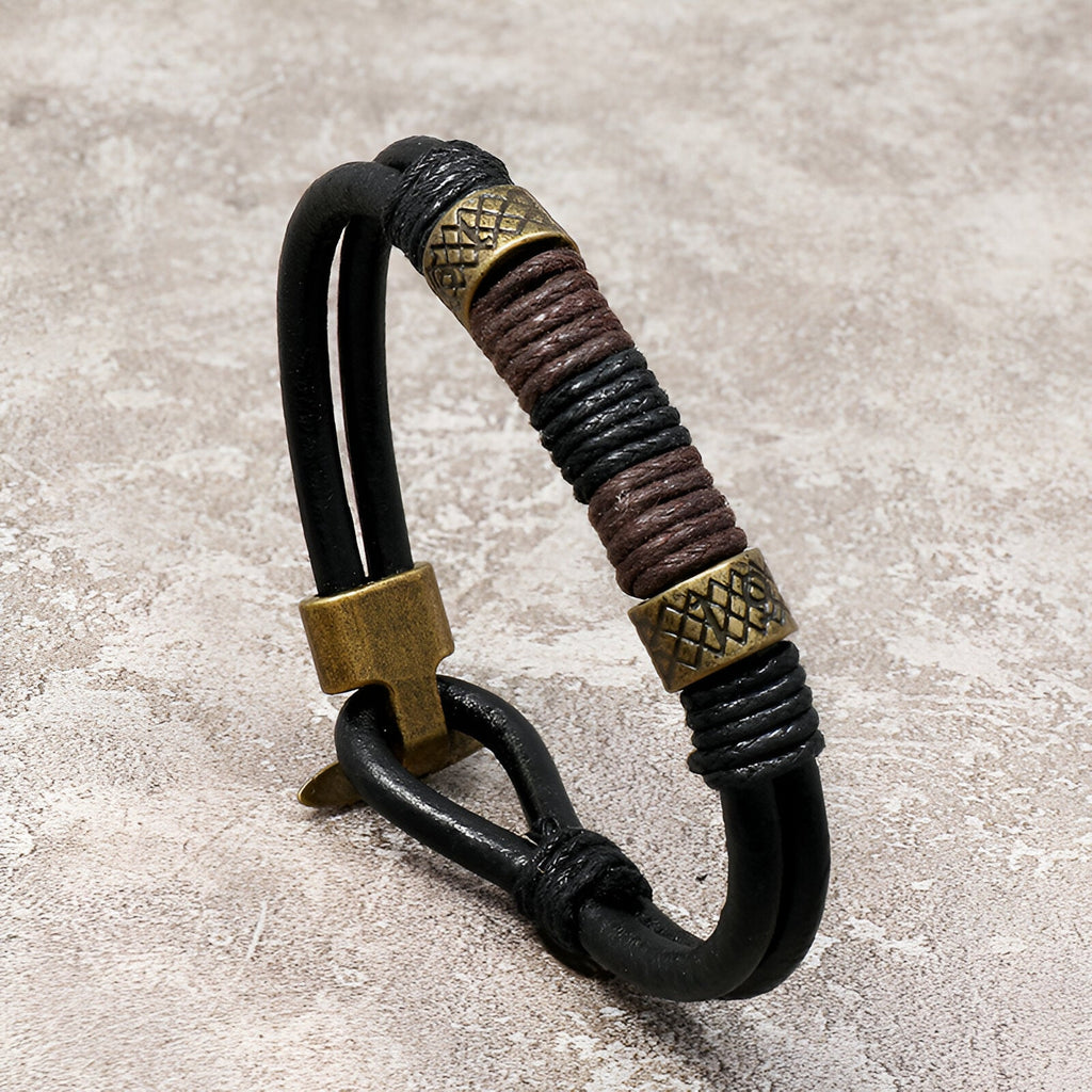 Bracelet homme en cuir noir avec détails en métal doré de style égyptien Horus.