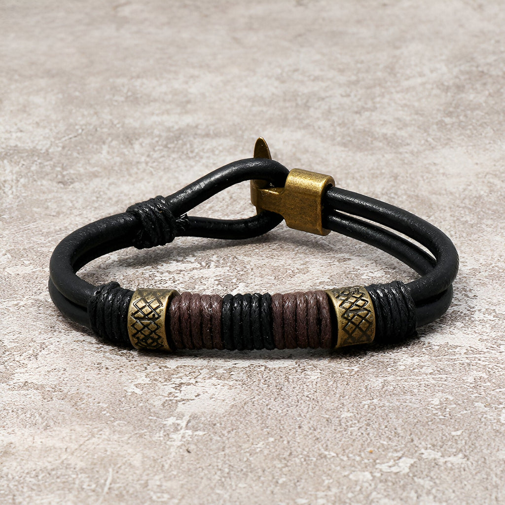Bracelet en cuir noir masculin avec ornements dorés et détails marron, style égyptien Horus.