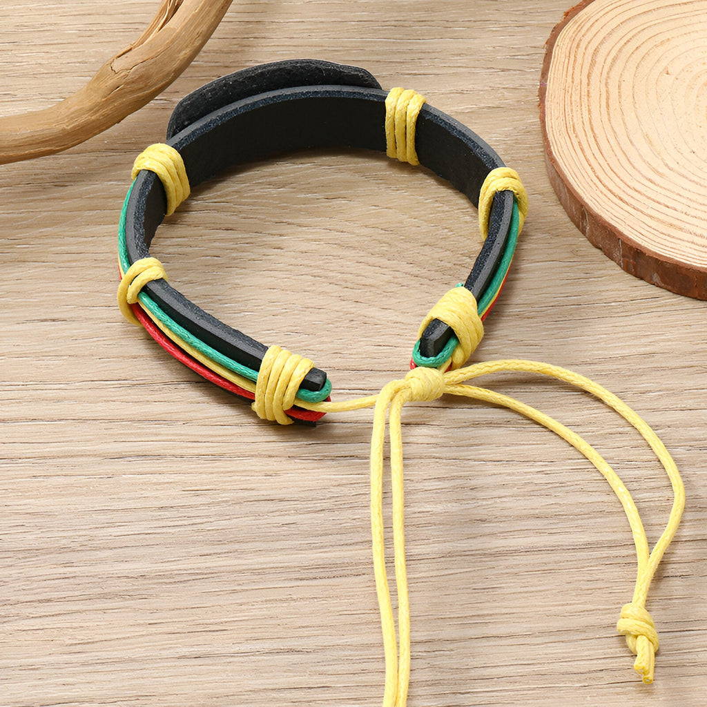 Bracelet en cuir noir avec cordons jaune, rouge et vert style jamaïcain ajustable pour homme.