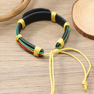 Bracelet en cuir noir avec cordons jaune, rouge et vert style jamaïcain ajustable pour homme.