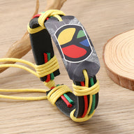 Bracelet en cuir noir avec cordons jaunes et motif peace and love tricolore rouge, vert, jaune.