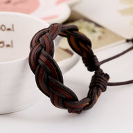 Bracelet homme torsadé en cuir marron foncé avec fermoir réglable en cordon noir.