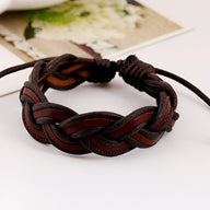 Bracelet torsadé en cuir marron foncé pour homme avec fermeture réglable en cordon.