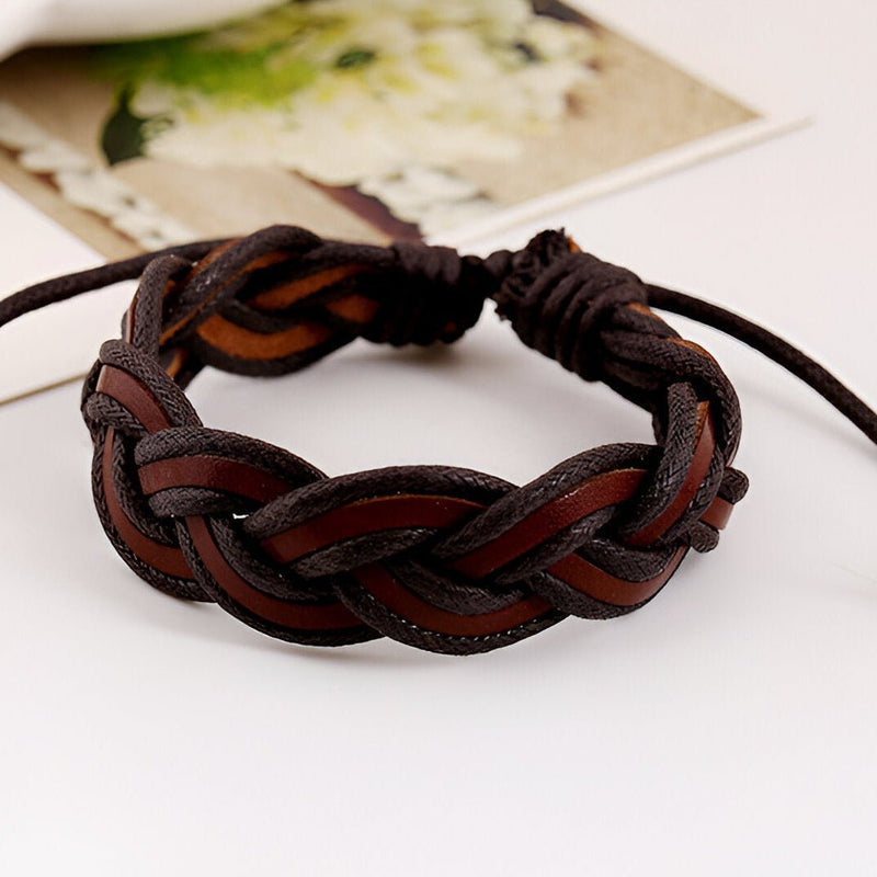 Bracelet torsadé en cuir marron foncé pour homme avec fermeture réglable en cordon.