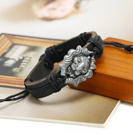 Bracelet en cuir noir avec tête de lion argentée sculptée, style masculin robuste.