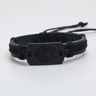Bracelet homme en cuir noir avec plaque métallique gravée d’une tête de loup, style ajustable.