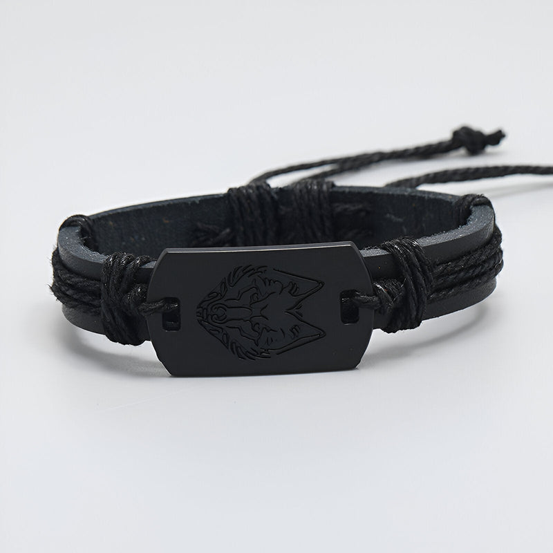 Bracelet homme en cuir noir avec plaque métallique gravée d’une tête de loup, style ajustable.