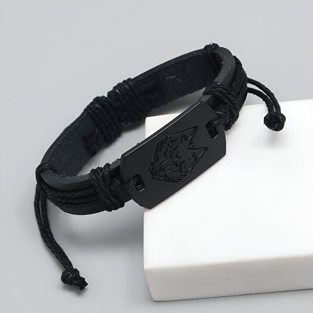 Bracelet en cuir noir avec plaque métallique gravée tête de loup, fermoir réglable homme.