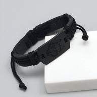 Bracelet en cuir noir avec plaque métallique gravée tête de loup, fermoir réglable homme.
