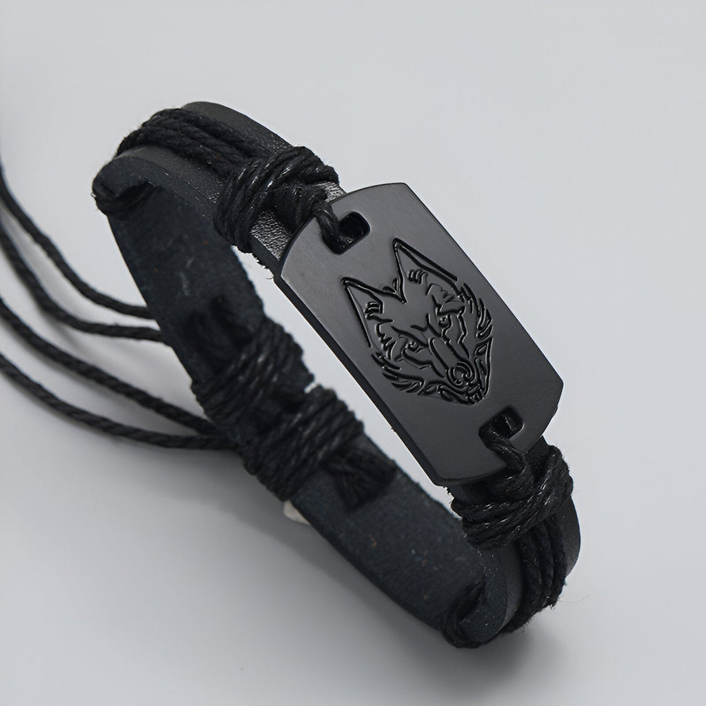 Bracelet homme en cuir noir avec tête de loup gravée en métal noir mat.