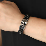 Bracelet noir en cuir avec tête de mort argentée sculptée pour homme, style Severin.