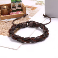 Bracelet torsadé en cuir marron foncé, fermeture réglable par nœud coulissant.