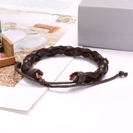 Bracelet torsadé en cuir marron avec cordon ajustable, style unisexe.
